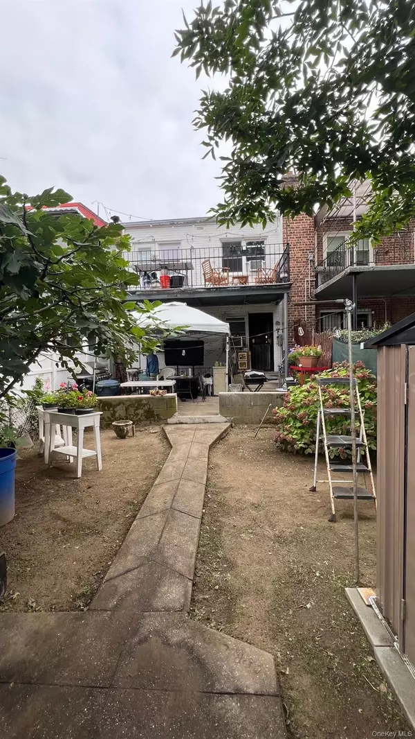 East Elmhurst, NY 11369,24-14 93 ST