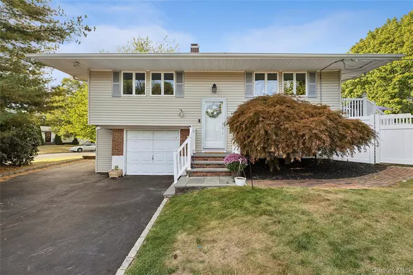 East Setauket, NY 11733,19 Partridge LN
