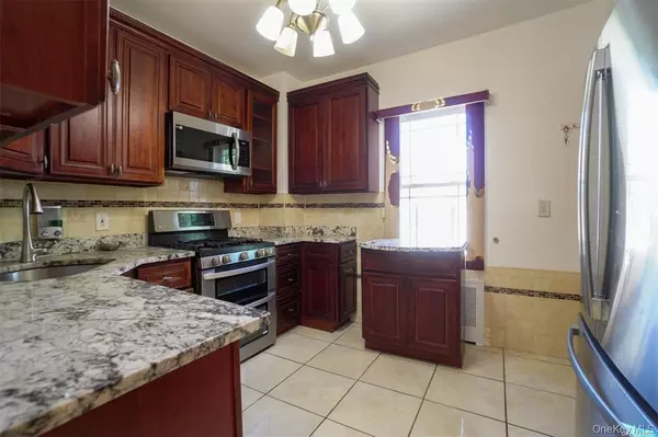 Briarwood, NY 11435,86-28 144th ST