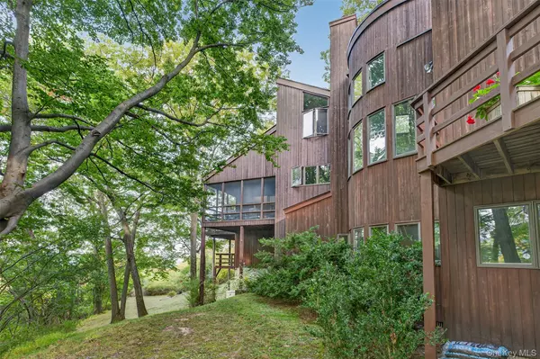 10 Abbott LN, Cornwall On Hudson, NY 12520