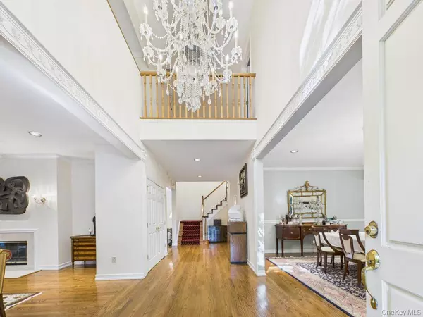 Roslyn, NY 11576,428 Toftree CT