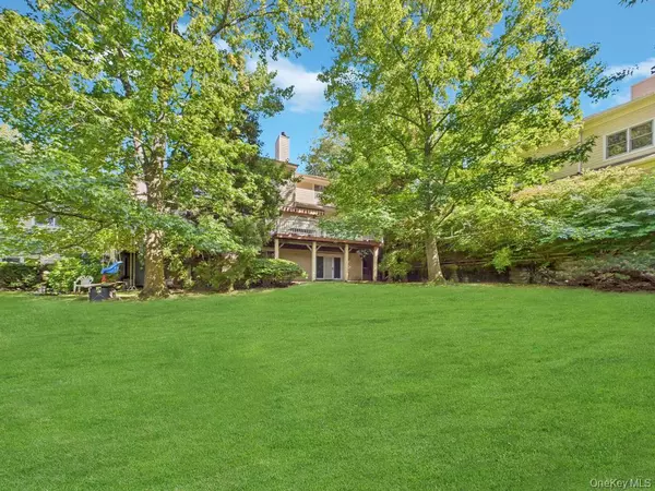 Roslyn, NY 11576,428 Toftree CT