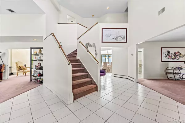 Woodbury, NY 11797,6 Clearmeadow LN