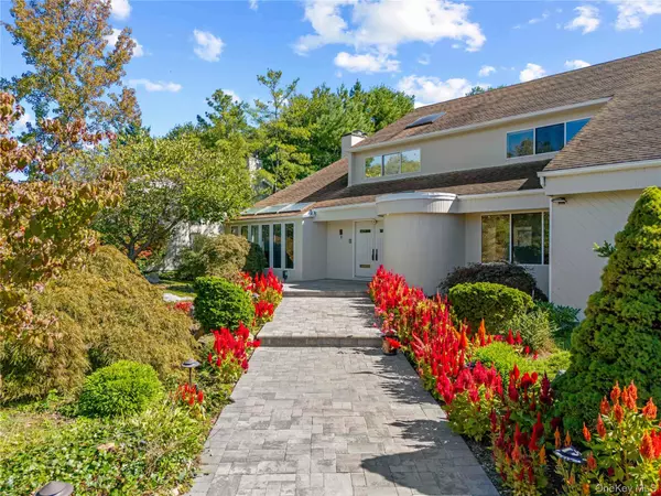 Woodbury, NY 11797,6 Clearmeadow LN