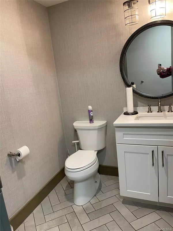 Amityville, NY 11701,21 Deforest ST