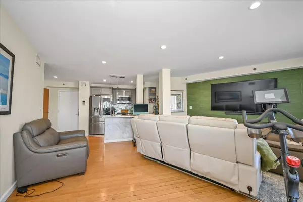 Elmhurst, NY 11373,81-14 Queens BLVD #PH6C