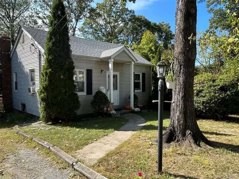 8 Bayard AVE, Bayville, NY 11709