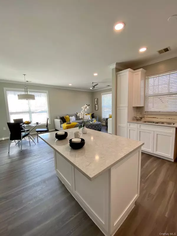 Coram, NY 11727,118 Pond RD #1-118