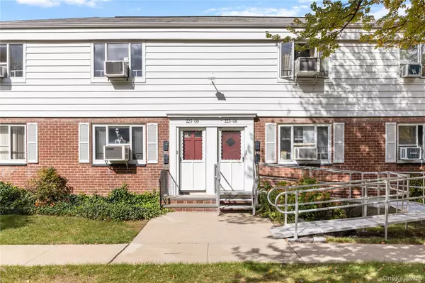 Queens Village, NY 11429,225-08 88th AVE #Upper