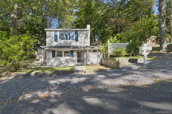 7 Yucca RD, Rocky Point, NY 11778