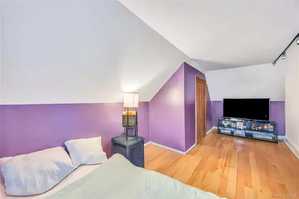 Hicksville, NY 11801,16 Cloister LN