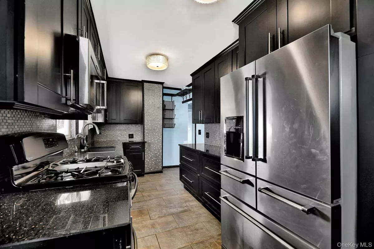 Roosevelt, NY 11575,94 Woods AVE