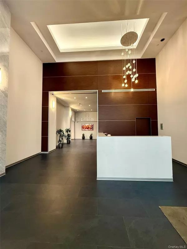 White Plains, NY 10606,4 Martine AVE #203