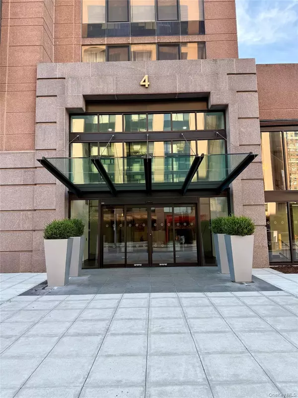 White Plains, NY 10606,4 Martine AVE #203