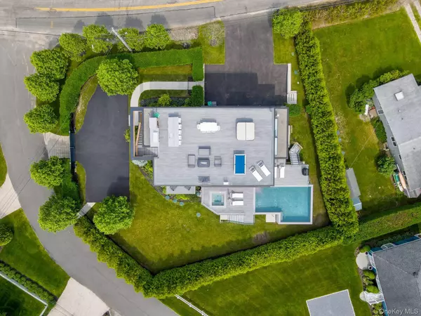 Southampton, NY 11968,8 Middle Pond LN