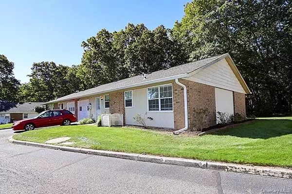 Ridge, NY 11961,324 Woodbridge DR #A