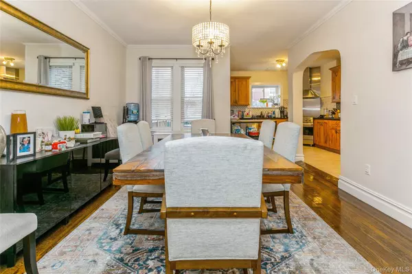 Floral Park, NY 11001,9515 242 ST