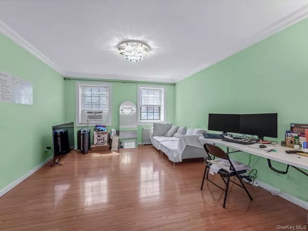 Kew Garden Hills, NY 11367,147-11 79th AVE #1N