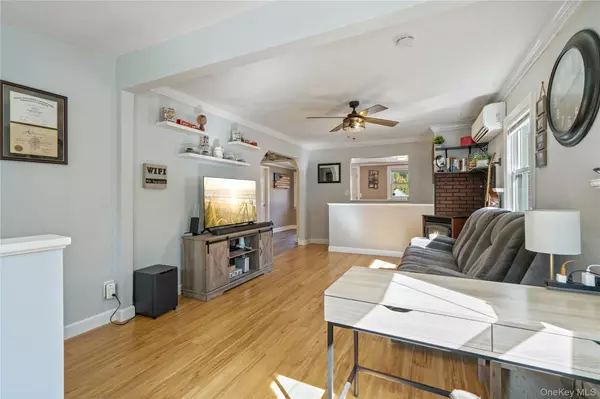 Rocky Point, NY 11778,25 Begonia RD