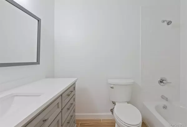 Suffern, NY 10901,5 Essex LN #B5