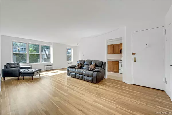 Bronx, NY 10471,5730 Mosholu AVE #5F
