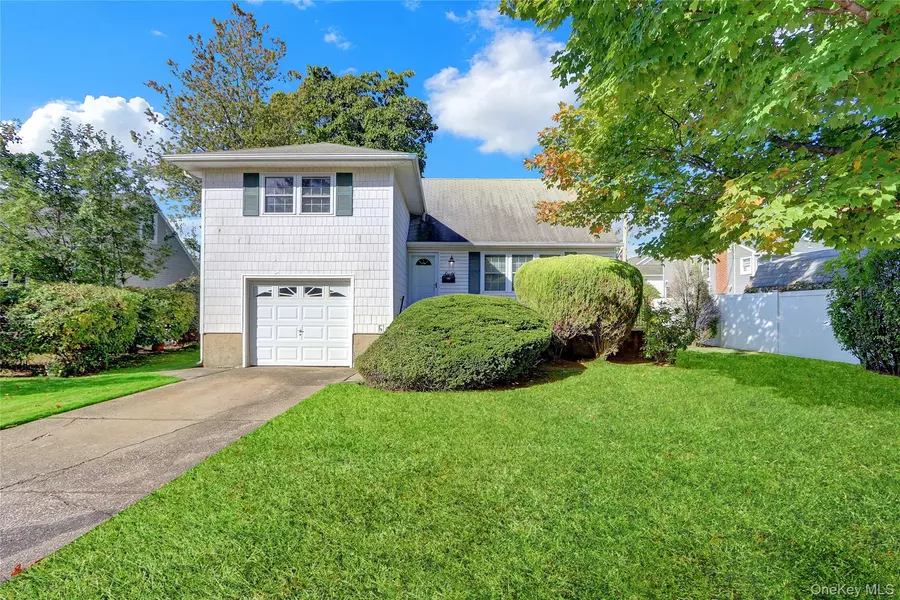 60 Elizabeth DR, Bethpage, NY 11714