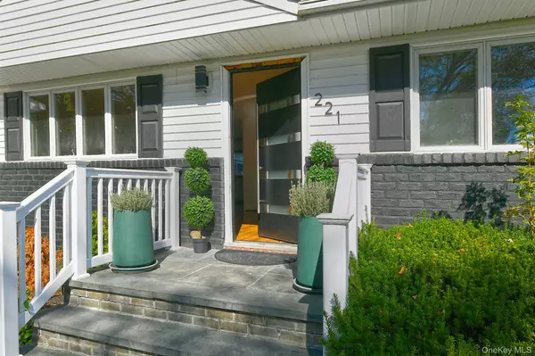 East Northport, NY 11731,221 Burr RD