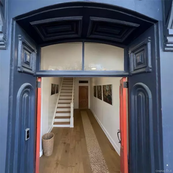 Hudson, NY 12534,125 Warren ST