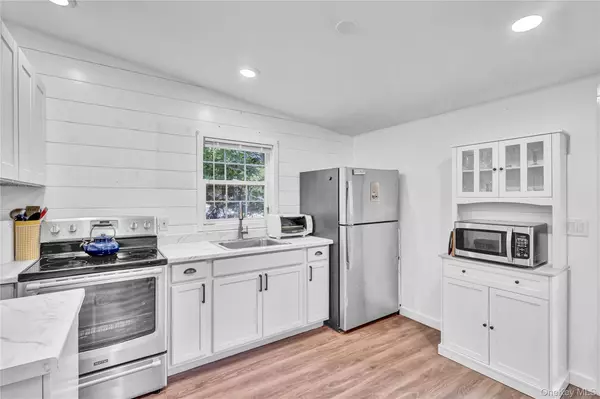 Baiting Hollow, NY 11933,28 Hillcrest DR