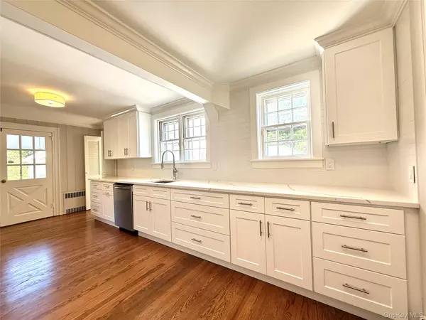 Huntington, NY 11743,35 La Rue DR