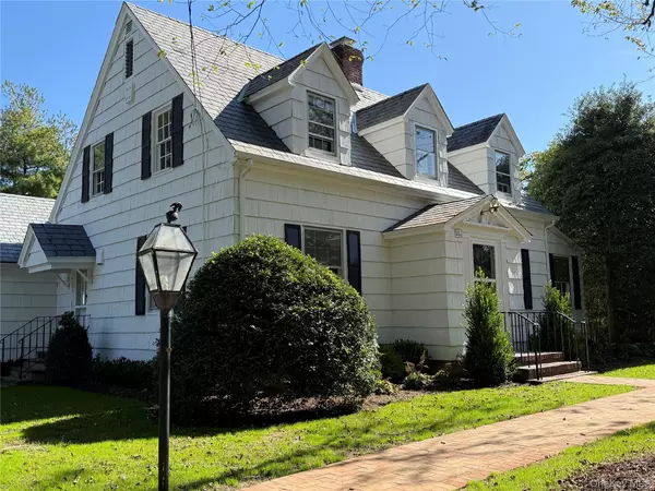 Huntington, NY 11743,35 La Rue DR