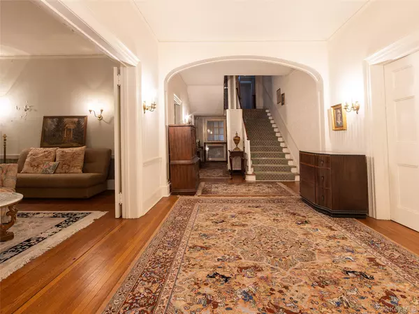 Warwick, NY 10990,63 Colonial AVE