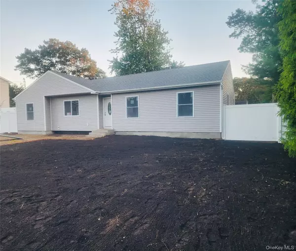 6 Loughlin DR, Shirley, NY 11967