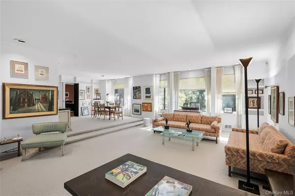 Roslyn Estates, NY 11576,62 The Hemlocks