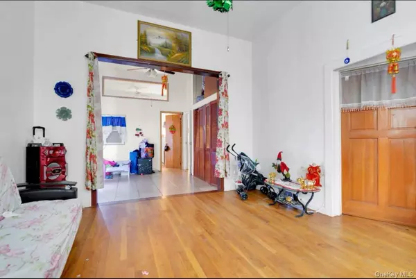 Woodhaven, NY 11421,88-22 85th ST
