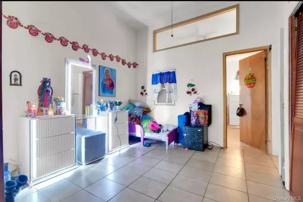 Woodhaven, NY 11421,88-22 85th ST