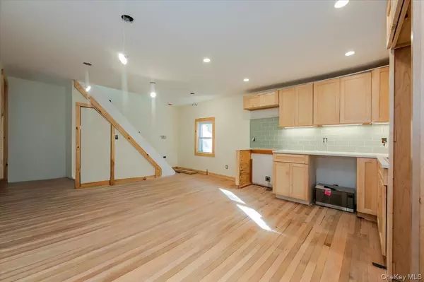 Rockville Centre, NY 11570,132A Raymond ST