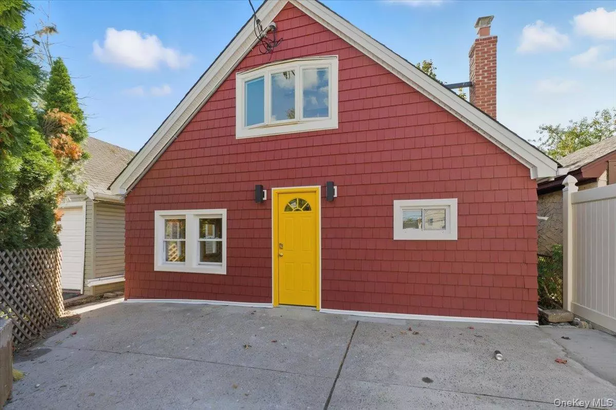 Rockville Centre, NY 11570,132A Raymond ST