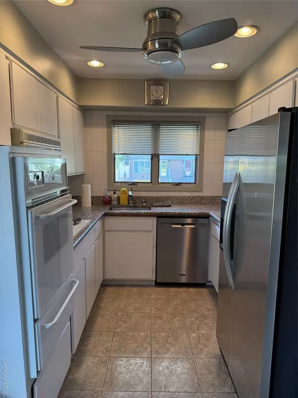 Yonkers, NY 10703,6 Regina PL