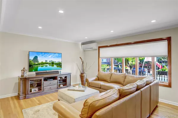 Middle Village, NY 11379,61-34 76th ST