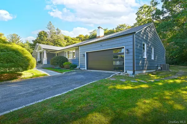 Huntington, NY 11743,42 Flower Hill RD