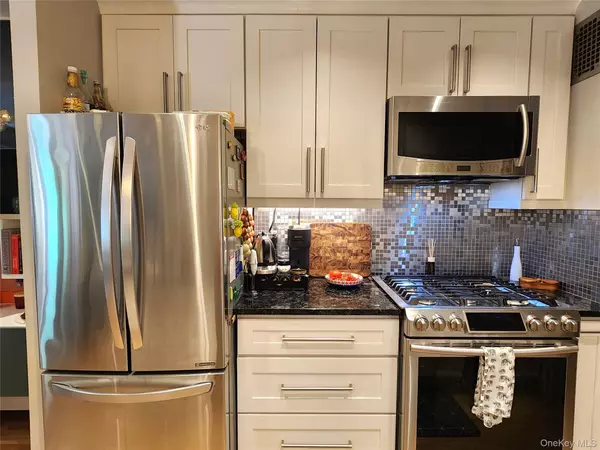 Great Neck Plaza, NY 11021,25 Park PL #3R