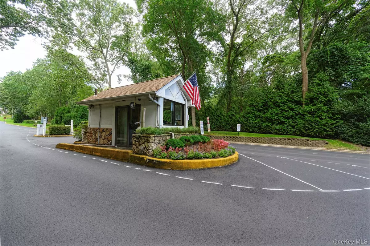 Coram, NY 11727,182 Birchwood RD