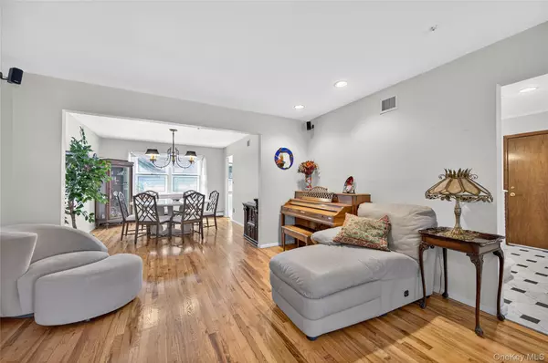 Roslyn, NY 11576,73 Reed DR