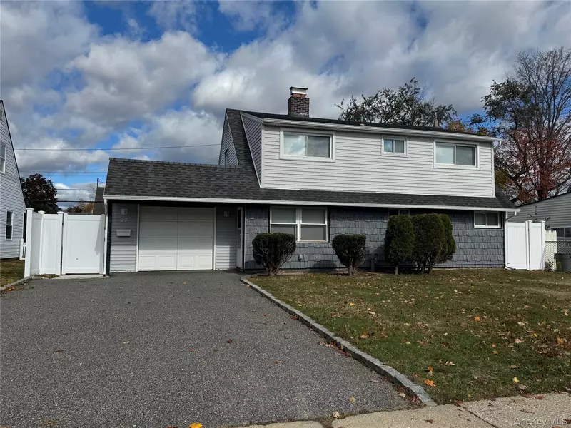 27 Gleaner LN, Levittown, NY 11756