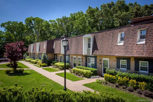 Coram, NY 11727,100 Villa D'est DR #D- 12