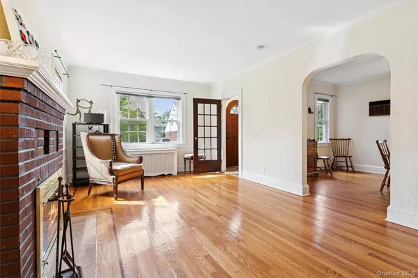 Merrick, NY 11566,9 Troy PL