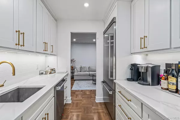 Great Neck, NY 11021,40 Schenck AVE #1L