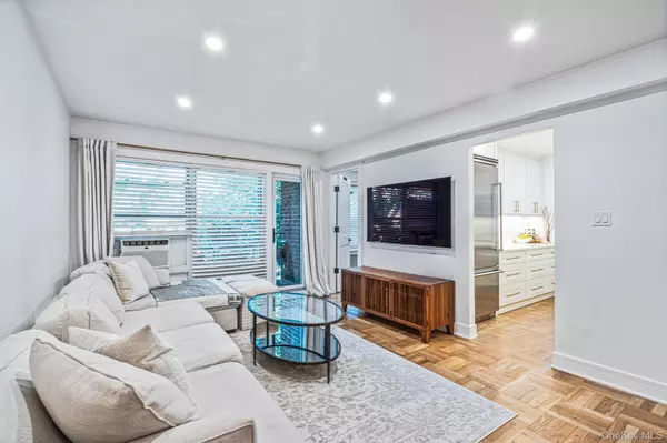 Great Neck, NY 11021,40 Schenck AVE #1L