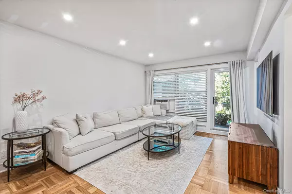 Great Neck, NY 11021,40 Schenck AVE #1L